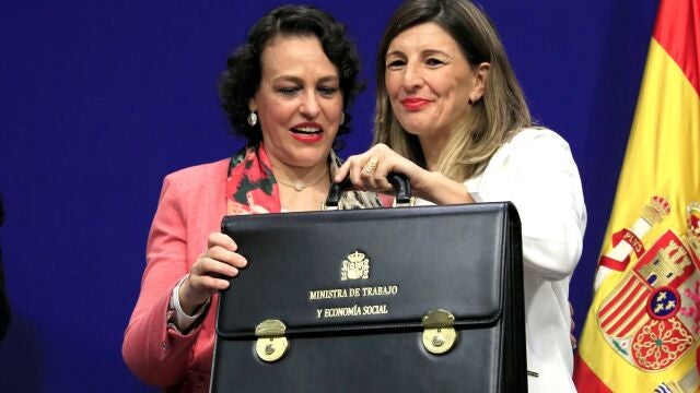 La nueva ministra de Trabajo, Yolanda Díaz (d) recibe la cartera de manos de la ministra saliente, Magdalena Valerio (i) durante la toma de posesión de su cargo