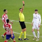El colegiado Sánchez Martínez (2-d) muestra la tarjeta roja a Federico Valverde (d), del Real Madrid, durante la final de la Supercopa de España ante el Real Madrid que disputan este domingo en el estadio King Abdullah Sports Center de Yeda, en Arabia Saudí.