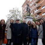 Descendientes del teniente Saturnino Martín Cerezo, entre ellos el pequeño Enzo, ante la estatua
