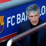 -FOTODELDIA- GRAFCAT9757. BARCELONA, 14/01/2020.- El nuevo entrenador del FC Barcelona, Quique Setién, sale del túnel de vestuarios del Camp Nou tras el acto de su presentación como nuevo entrenador blaugrana hasta la temporada 2021-2022. EFE/Alejandro García