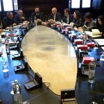 -FOTODELDIA- GRAFCAT9717. BARCELONA, 14/01/2020.- El presidente del Parlament, Roger Torrent (c), al inicio de la reunión de la Mesa del Parlament que aborda la situación del presidente catalán, Quim Torra, a quien Cs exige retirar el escaño como diputado, mientras que Torrent prevé impulsar un recurso ante el Tribunal Supremo contra la retirada de su credencial como diputado. EFE/Toni Albir