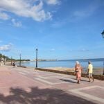 Imagen del paseo de Los Alcázares con el Mar Menor de fondo