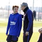 El jugador del Barcelona Riqui Puig junto a Quique Setién.