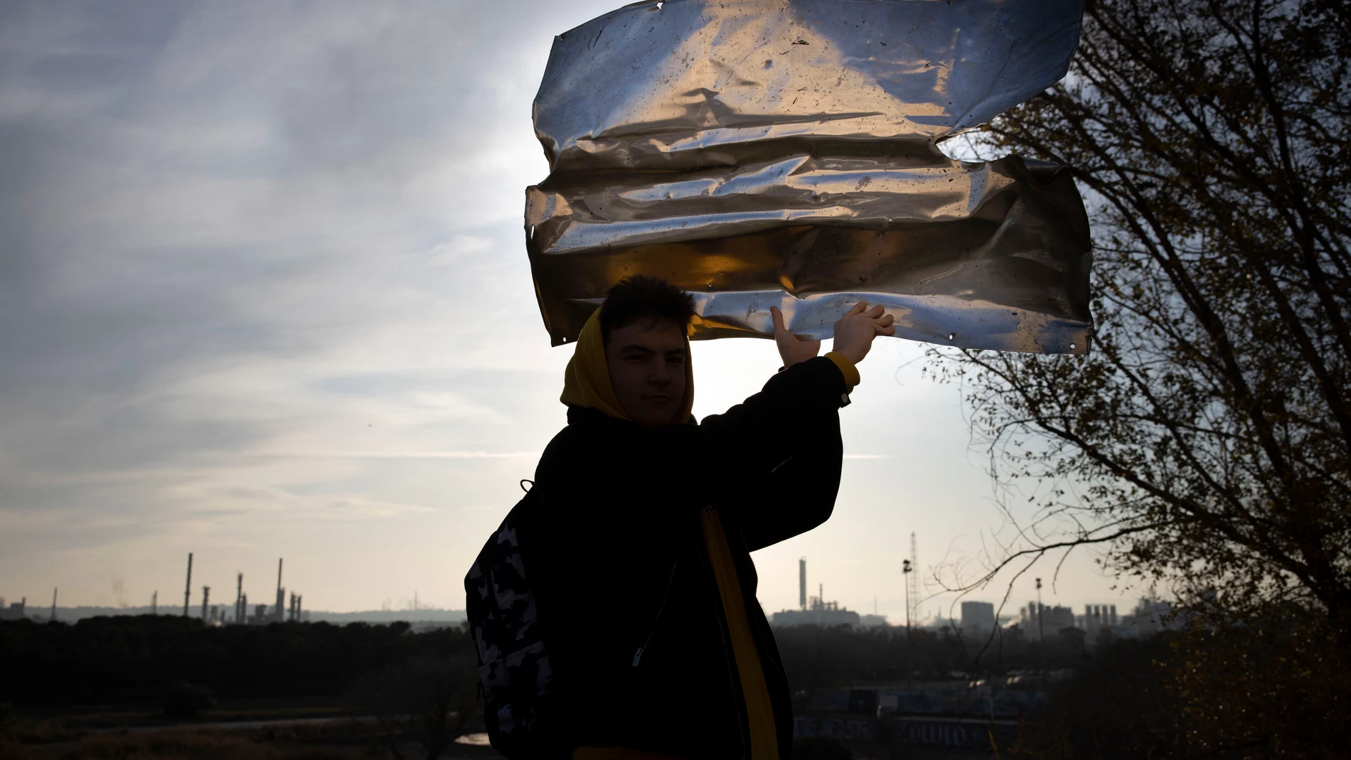 Aitor Joel sostiene el proyectil que impactó a pocos metros de la pista donde se encontraba jugando al futbol con sus amigos