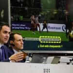 El presidente del Comité Técnico de Árbitros, Carlos Velasco Carballo (i) y el director del proyecto VAR, Carlos Clos Gómez