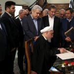 El presidente de Irán, Hasan Rohani, escribe en el libro de condolencias por las víctimas del avión ucraniano.