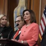 La presidenta de la Cámara de Representantes, Nancy Pelosi, ayer, junto a los presidentes de los comités de Justicia e Inteligencia