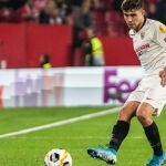 Alejandro Pozo con el Sevilla.