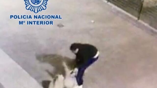 Momento captado por una cámara de seguridad en el que se muestra cómo arrastró por el suelo a la joven
