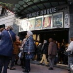 Los cines, con tres salas y aforo para más de 900 personas, suelen tener una tasa de ocupación del 85%, al ser los únicos que quedan en pie en el barrio