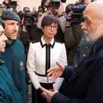 El ya cesado director general de la Guardia Civil, Félix Azón, con agentes de la Guardia Civil y la hasta ahora subdelegada del Gobierno en Málaga y sustituto de Ayón, María Gámez