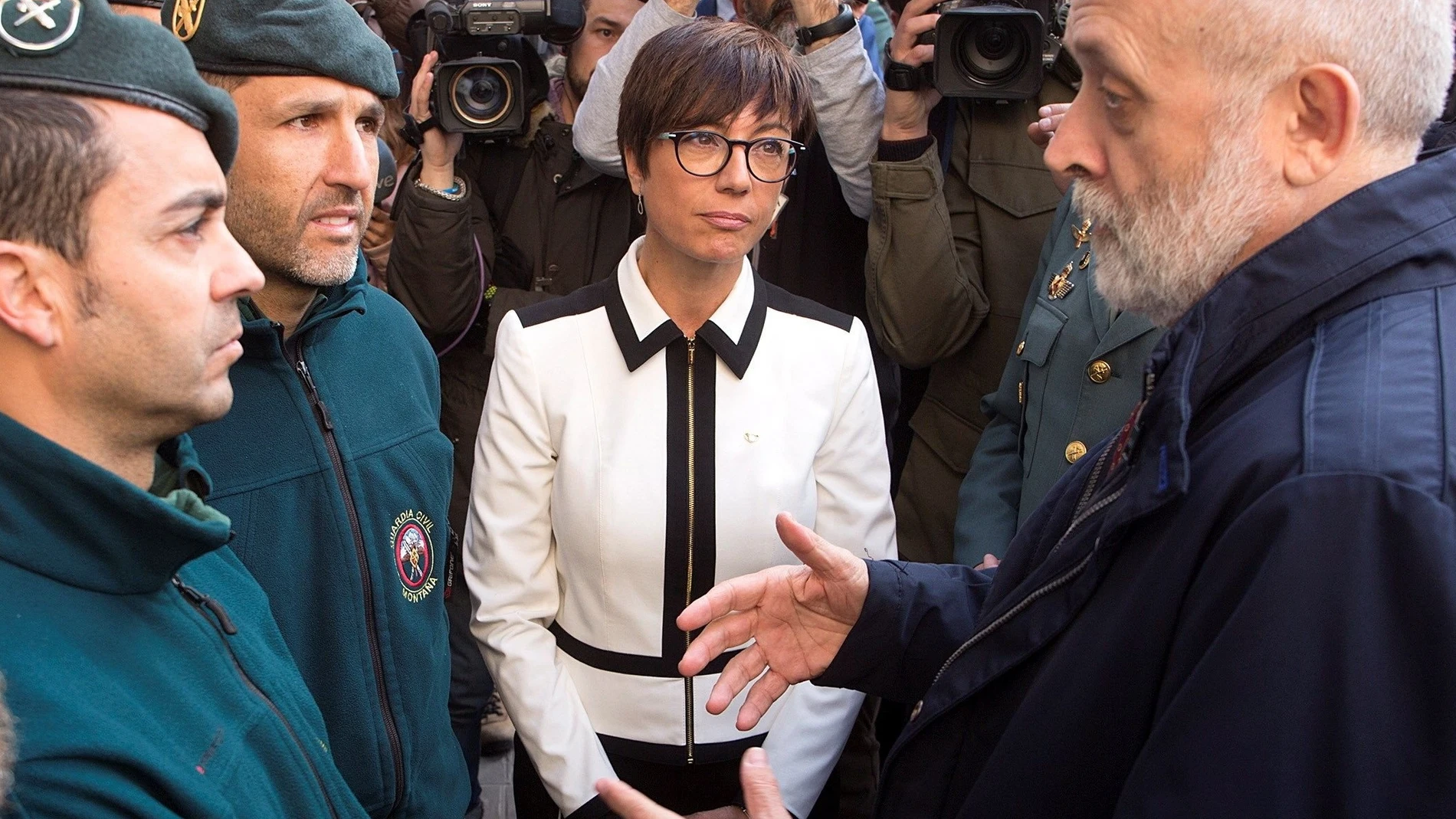 El ya cesado director general de la Guardia Civil, Félix Azón, con agentes de la Guardia Civil y la hasta ahora subdelegada del Gobierno en Málaga y sustituto de Ayón, María Gámez