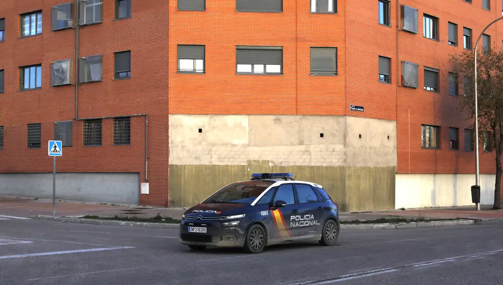 Un vehículo de la Policía patrulla por Vallecas