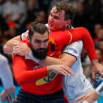Jorge Maqueda pelea con Stanislav Kasparek en el partido contra la República Checa