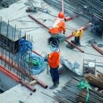 Obreros en una construcción con hormigón