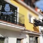 Momento en el que la Policía Nacional recupera la motocicleta de la azotea del ladrón