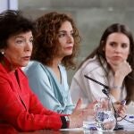 La portavoz del Gobierno y ministra de Hacienda, María Jesús Montero (c), acompañada por las ministras de Igualdad, Irene Montero (d), y de Educación, Isabel Celáa