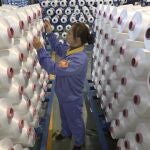 Una empleada en una fábrica de fibra en Nantong (China)