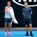Nadal y Carlos Moyá, durante un entrenamiento en el pasado Abierto de Australia