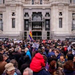 Centenares de vecinos de Vallecas se han concentrado este domingo a las puertas del Ayuntamiento de Madrid para clamar contra la decisión de asumir en la planta de Valdemingómez los residuos procedentes de la Mancomunidad del Este.