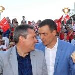 Juan Espadas junto a Pedro Sánchez y, a la derecha de la imagen, Susana Díaz, en un acto del PSOE