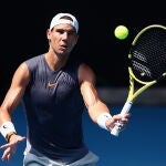 Rafa Nadal se entrena en Australia