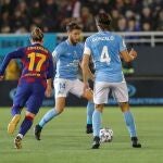 El centrocampista del Ibiza Miguel Núñez (c) controla el balón ante el delantero francés del Barcelona Antoine Griezmann (i) durante el partido de dieciseisavos de final de la Copa del Rey que se disputa este miércoles en el estadio de Can Misses. EFE/ Sergio G. Canizares