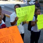 Padres protestan en el Aeropuerto Internacional de Ciudad de México