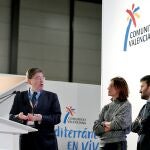 GRAFCVA1346. MADRID, 22/01/2020.- El president de la Generalitat, Ximo Puig, asiste a la presentación de la nueva marca turística "Comunitat Valenciana, Comunitat de l'esport" en Fitur 2020. En la imagen Puig, junto al conseller de Educación Vicent Marzá, escuchan las palabras de la directora de la Fundación Trinidad Alfonso, Elena Tejedor. EFE/Manuel Bruque