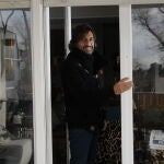 El cantante Antonio Carmona posa a las puertas del salón de su casa con motivo del reencuentro de Ketama que esta noche actúa en la Sala Riviera