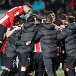 Los jugadores del Athletic celebran la clasificación para octavos de Copa en la tanda de penaltis