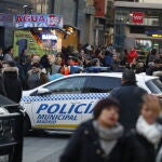 Un vehículo de la Policía Municipal, en el entorno de la estación de Metro de Callao