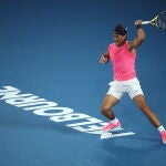 Nadal resta desde el fondo de la pista