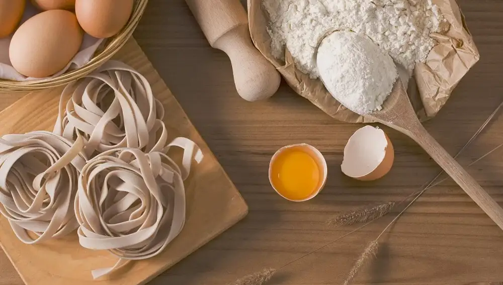 Cenar hidratos de carbono (pasta, arroz, cereales no procesados, etc) ayuda a conciliar el sueño.