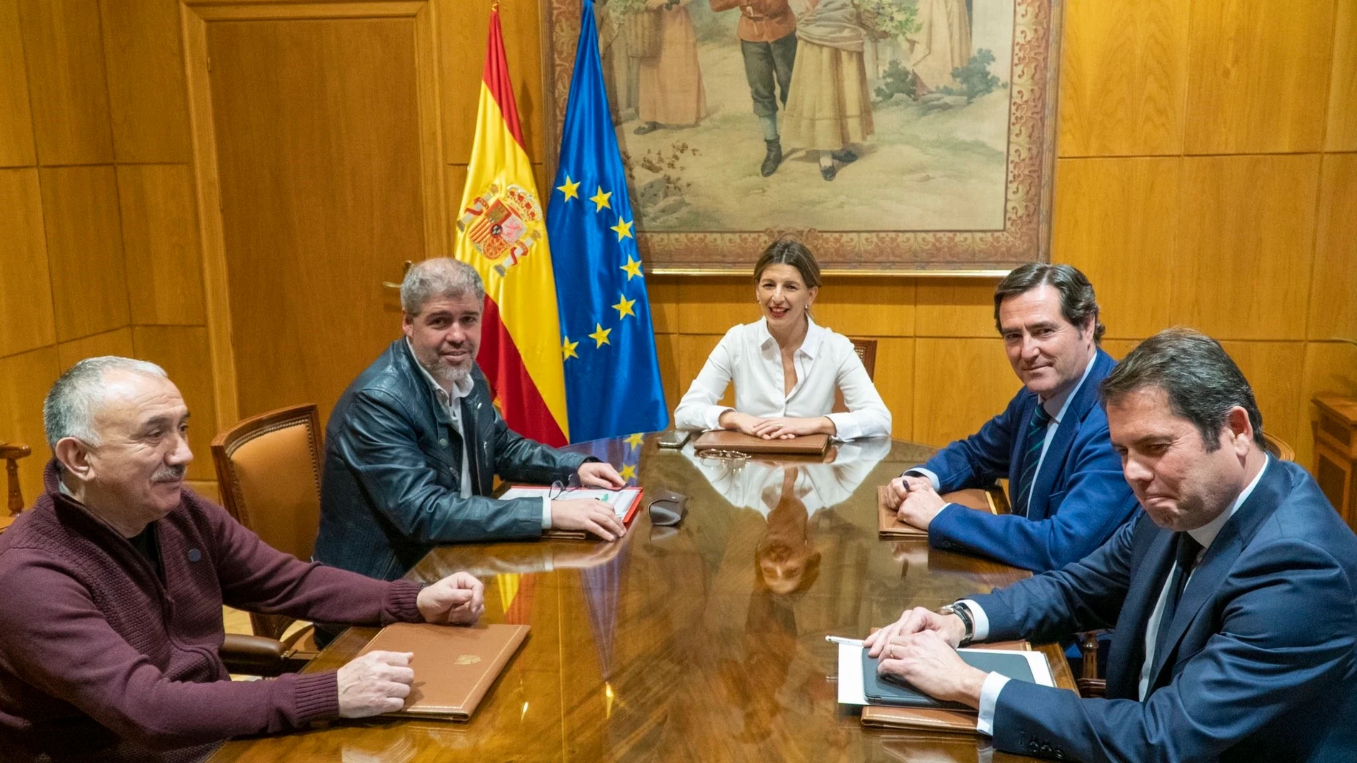 Economía.- Álvarez (UGT) cree que el SMI superará los 1.200 euros a fin de legislatura y CEOE pide "cuidar" la economía