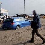 Varios operarios trabajan en la Playa de la Malvarrosa, en Valencia, donde han comenzado las labores de limpieza de los destrozos causados el paso de la borrasca