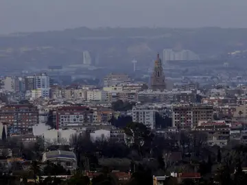 Vista de la ciudad y al fondo la catedral de Murcia bajo una nube de contaminación. Murcia activa por tercera vez en 2020 nivel 2 por contaminación atmosférica