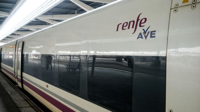 Vagón de un tren AVE de Renfe en las vías de la Estación de Atocha, en Madrid a 23 de enero de 2020.