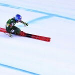 Mikaela Shiffrin de Estados Unidos en acción durante la primera carrera de descenso femenino en la Copa del Mundo de Esquí Alpino de la FIS en Bansko, Bulgaria