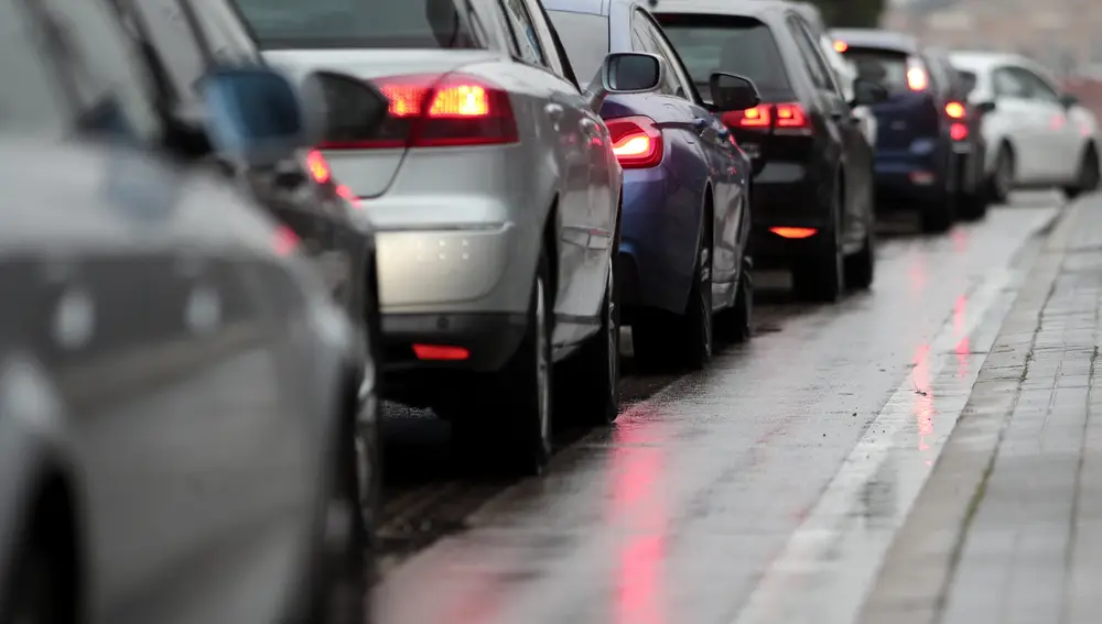 Varios coches circulan en tráfico por la calzada, al pasar la borrasca `Gloria´ y dejar fuertes lluvias en la capital, en Madrid (España), a 24 de enero de 2020.24 enero 2020, frío, tiempo, invierno, agua, viento, abrigo, paraguas, Eduardo Parra / Europa Press24/01/2020