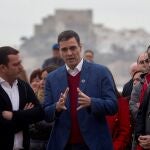 GRAF7932. PEÑÍSCOLA (CASTELLON), 25/01/2020.- El presidente del Gobierno, Pedro Sánchez (c), junto al titular de la Generalitat Valenciana, Ximo Puig (d), con quien ha visitado este sábado las localidades castellonenses de Peñíscola y Benicarló para conocer los daños ocasionados por el último temporal en las infraestructuras turísticas y agrarias. EFE/Domenech Castelló