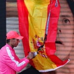 Nadal firma un autógrafo en una bandera de España