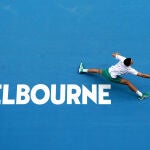 Djokovic devuelve una bola imposible ante el argentino Schwartzman