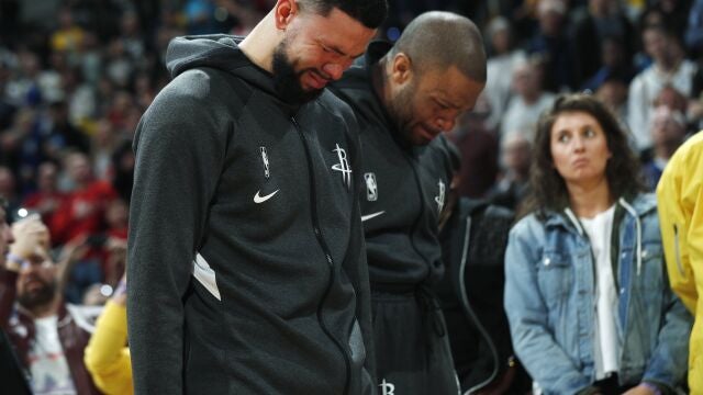 Los jugadores del equipo Houston Rockets: Austin Rivers y P.J. Tucker lloran durante el minuto de silencio por la muerte de Kobe Bryant.