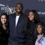 Vanessa y Kobe Bryant con dos de sus hijas