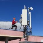 Hasta 2008 las comunidades que tenían una estación de telefonía móvil en sus azoteas recibían una media de 13.000 euros. Sin embargo, las compañías supieron negociar con la llegada de la crisis y lograron ajustar los precios hasta bajarlos hasta los 9.000 euros