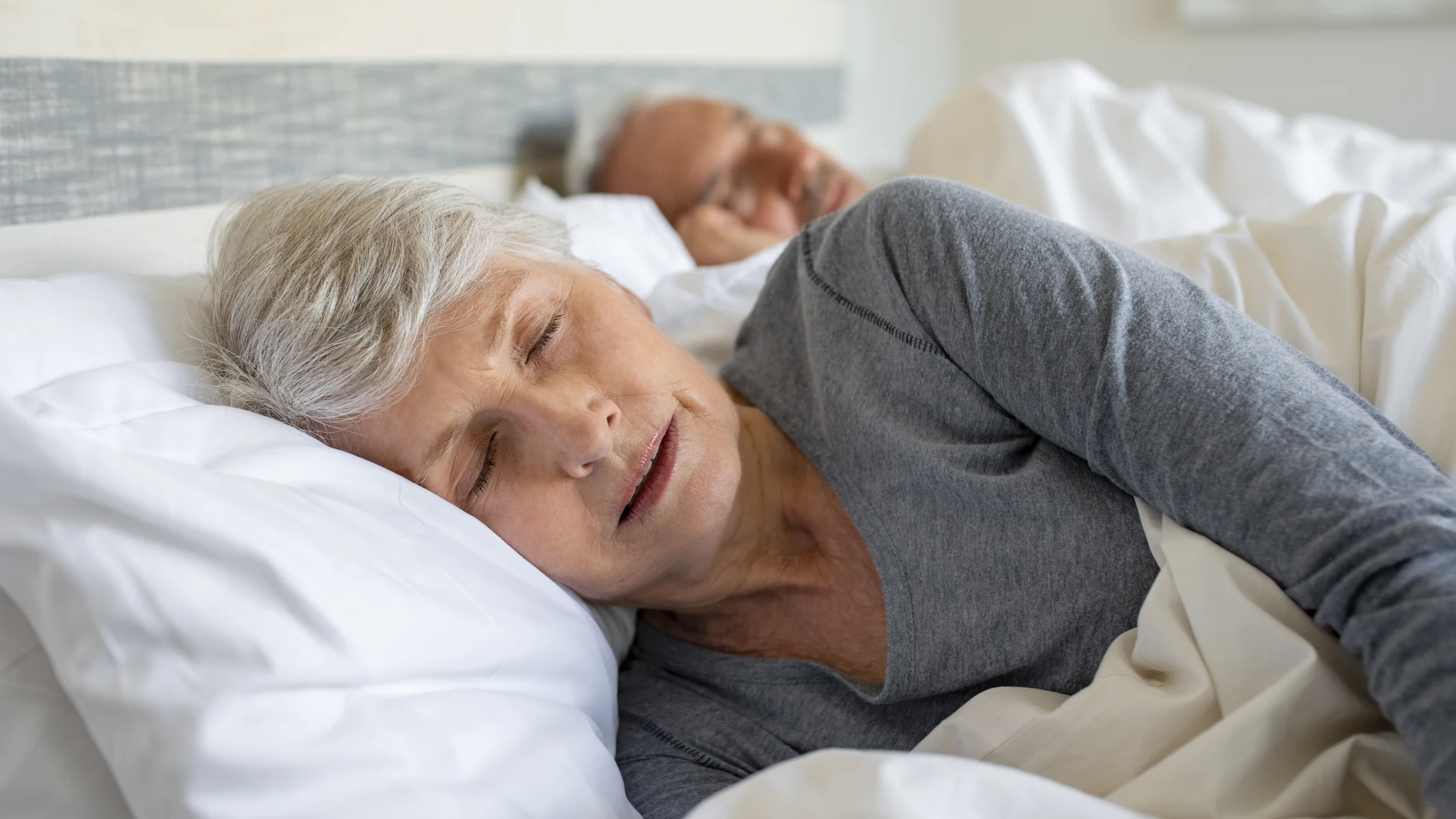 Una pareja de ancianos durmiendo.