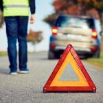 ¿Qué debo hacer si se me para el coche en carretera?