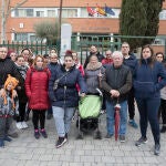 Un grupo de padres del colegio público de Parla María Moliner, ayer, a la salida de clase