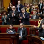 GRAFCAT316. BARCELONA, 27/01/2020.- El presidente de la Generalitat, Quim Torra (c), es aplaudido por los miembros de su partido mientras los de ERC permanecen sentados, tras su intervención al comienzo del pleno monográfico sobre corrupción que se celebra este lunes en el Parlament de Catalunya, una sesión marcada por su orden de inhabilitación por parte de la Junta Electoral Central. EFE/Toni Albir